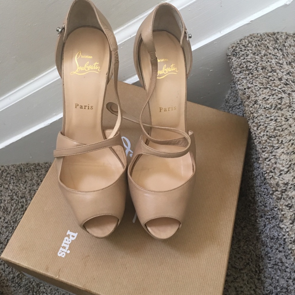 Christian Louboutin - Picture 5 of 7